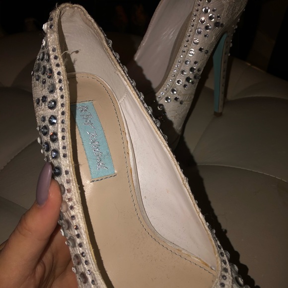 GORGEOUS White Heels NEW NEVER WORN - Picture 5 of 6